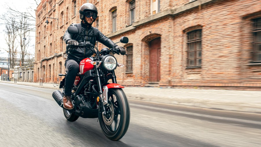 2021-Yamaha-XS125-EU-Redline-Action-004-03.jpg